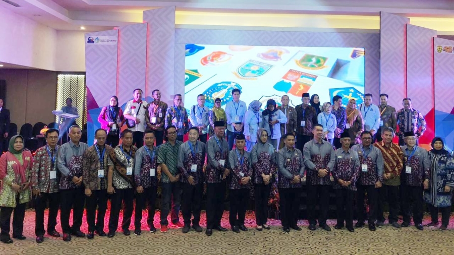 Para kepala daerah anggota AKKOPSI dan delegasi dari kabupaten/kota se Indonesia