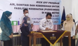 Wali Kota Metro Wahdi Buka Program Sanitasi Terpadu di Fasilitas Kesehatan Kerja Bareng YKWS